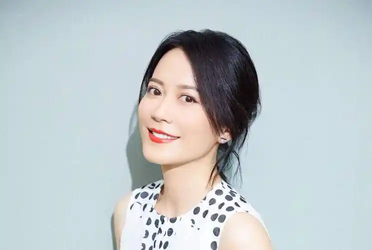 近日俞飞鸿无滤镜照片被曝出,皮肤光滑细腻,眼尾纹却十分的明显_事业