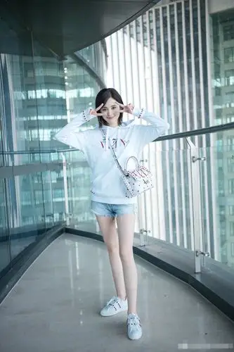 满屏都是娜扎的大长腿 诱惑力max!