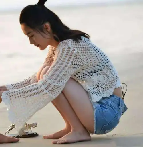 都呼吁李沁,你赶紧换条长一点的裤子吧,这裤子太短了,看得我们都不好