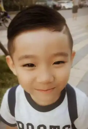 发型图片 乖巧帅气颜值升高的短头发小男孩露额头短发,乖巧可爱风范