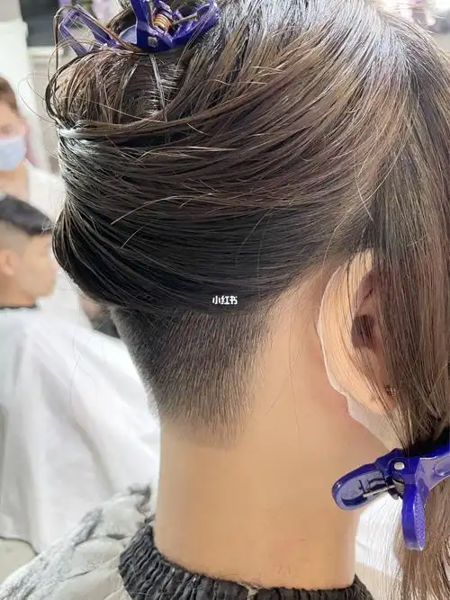 女生半剃头短发_短发_夏天去哪玩_发型_教程_女生半剃头_时尚_发型