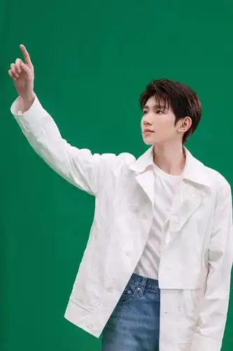 回车桌面 > 图库 > 王源帅气休闲迷人写真 2/8张图片 内容简介 王源