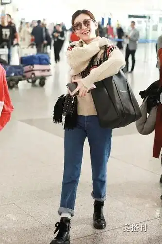 江疏影穿翻领毛衣搭牛仔裤复古又保暖,脚踩黑色马丁靴潮流范十足