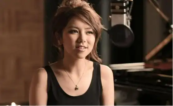 邓紫棋早年照片曝光,素颜依旧秀美,网友:羡慕林宥嘉!