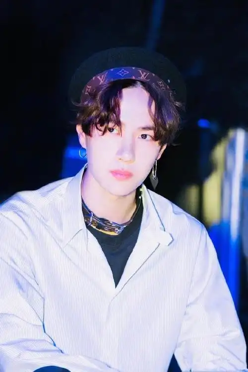 王一博巴黎时装周上白色短发简直帅迷糊我了