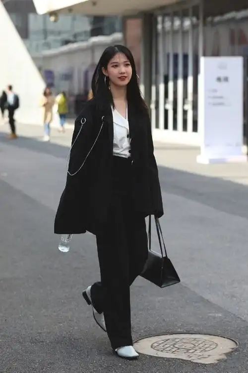 时尚街拍:秋冬怎能没有风衣 不同风格的美女让这个季节变美