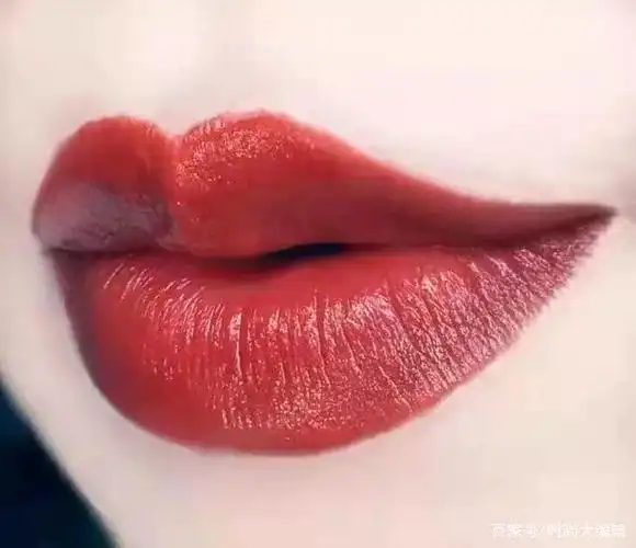 适合秋冬季的口红颜色有砖红色,牛血红以及枫叶红等秋冬系的口红.