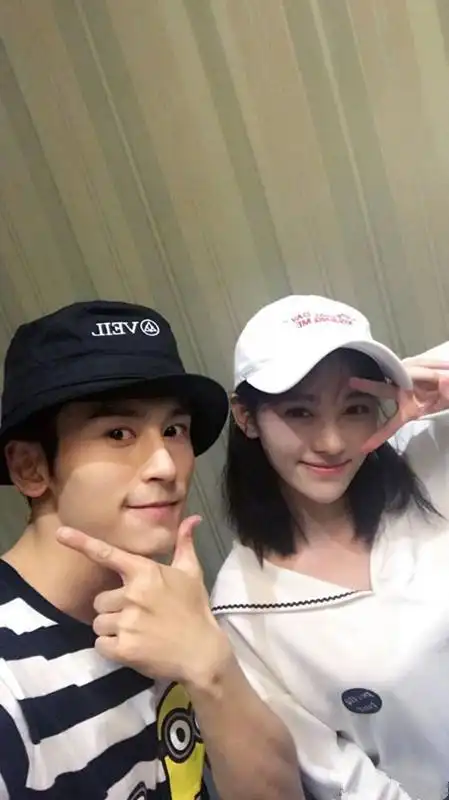 张哲瀚现身,这是要去打球吗?不过这气质和鞠婧祎的确有cp感!