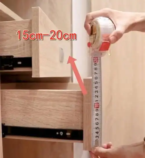 (五)衣柜装抽屉里面高度最好小于125cm,抽屉的高度15cm-20cm左右,宽度