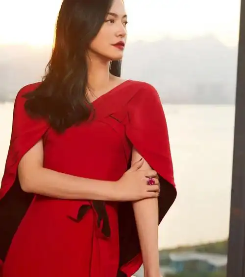 40岁姚晨女人味十足,微卷长发搭配披风红裙,优雅迷人有气场
