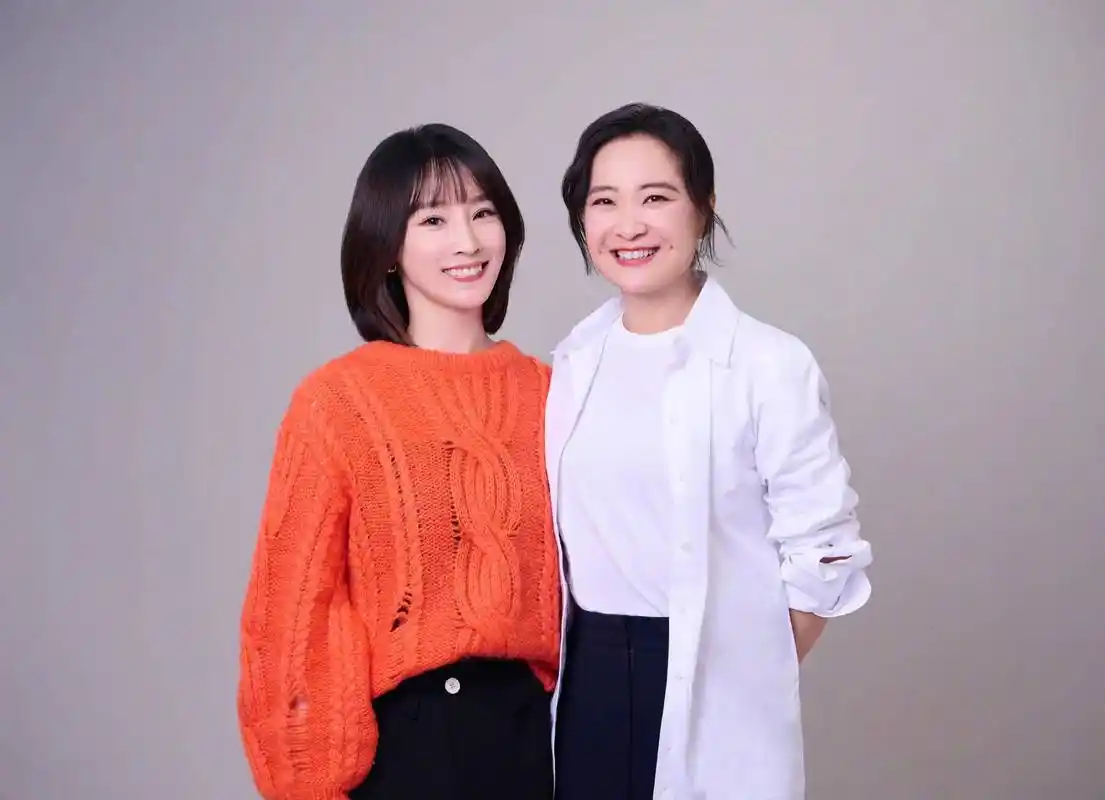 谢楠晒与贾玲合照!