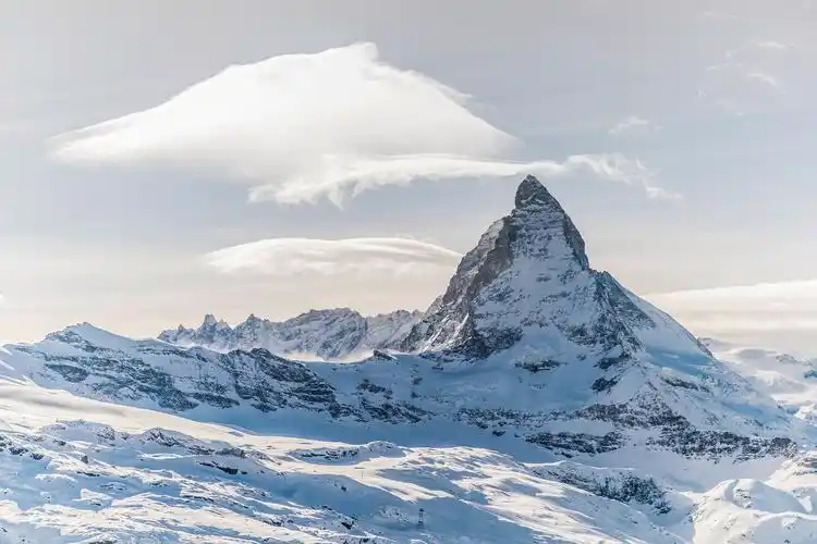 瑞士最美雪山,不是著名的少女峰,而是这座低调的"欧洲山王"