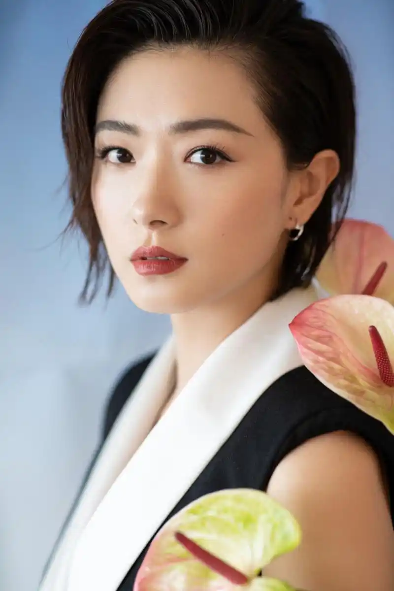 万茜时尚写真惊艳亮相,优雅迷人,展现别样魅力,彰显不凡品味!