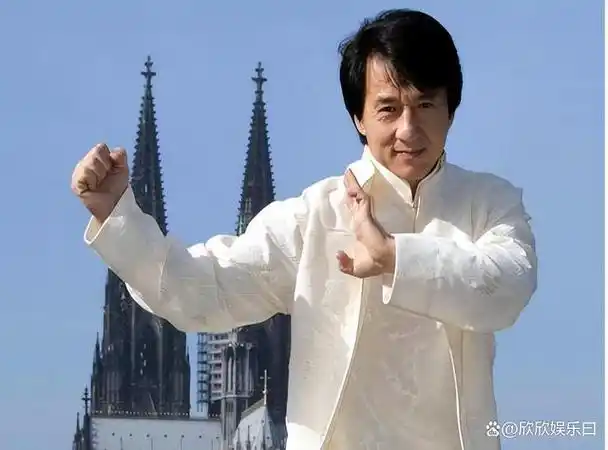 成龙近照:亮相泸州老窖封藏大典,一脸疲惫老态龙钟,网友泪目了