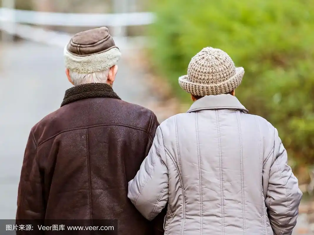 一对老夫妇在公园里散步