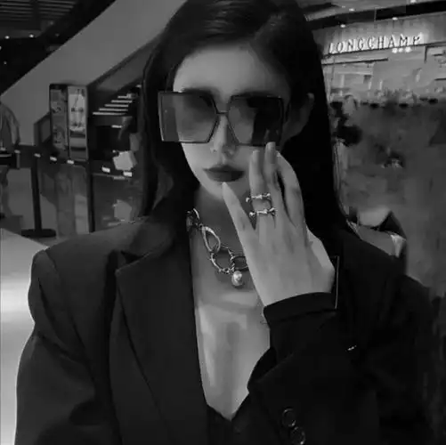 【微信头像】女半身黑白