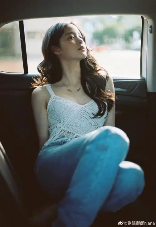 欧阳娜娜晒车内随拍 阳光下秀精致侧颜