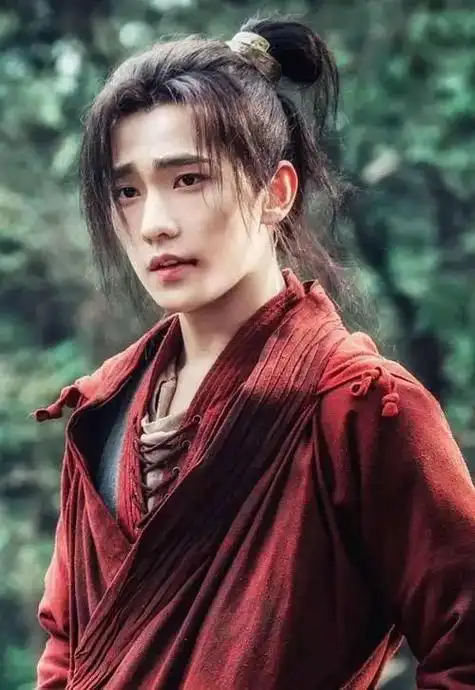 古装都十分的帅气,他刚出道时,在《红楼梦》中饰演的贾宝玉让人眼前一