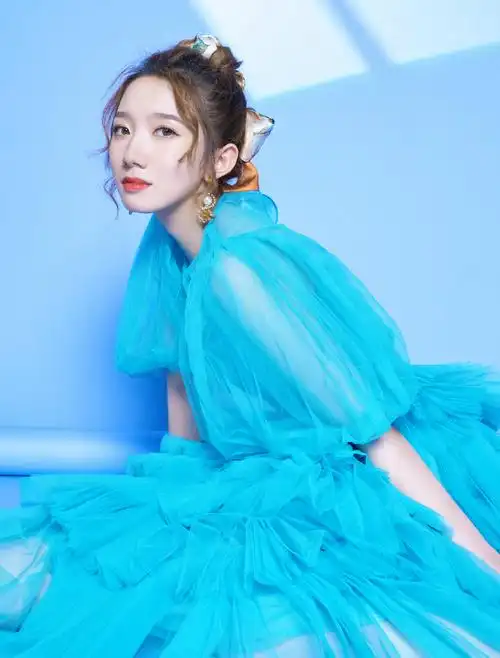 孟美岐风波后现身满脸低沉,现场粉丝痛哭,迪奥官博删其相关内容