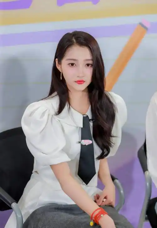 "京圈格格"关晓彤:与顶流恋爱掉粉30万,官宣那天她在干什么?