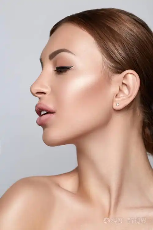 美女面部肖像. 美丽的水疗模特女孩与完美的新鲜清洁皮肤.