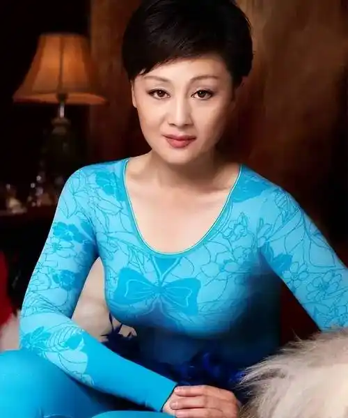 原创著名演员王姬事业和情感坎坷有泪如今仍将29岁智障儿子当宝