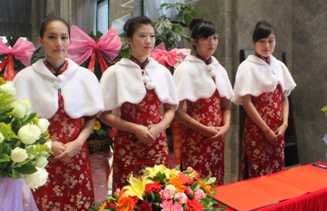 颁奖时礼仪小姐应站在授奖人的什么方位