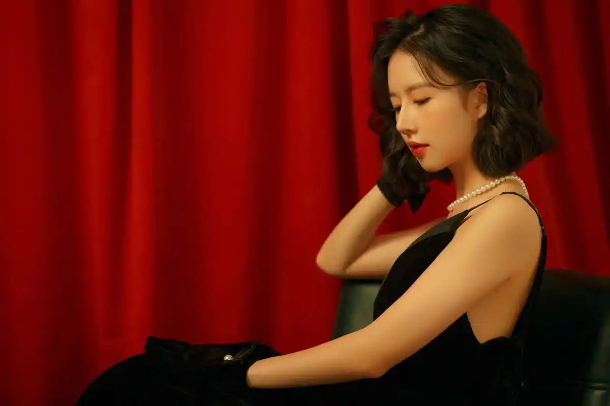 复古港风写真.动作参考～复古港风之侧脸不看镜头系列 #复古港 - 抖音