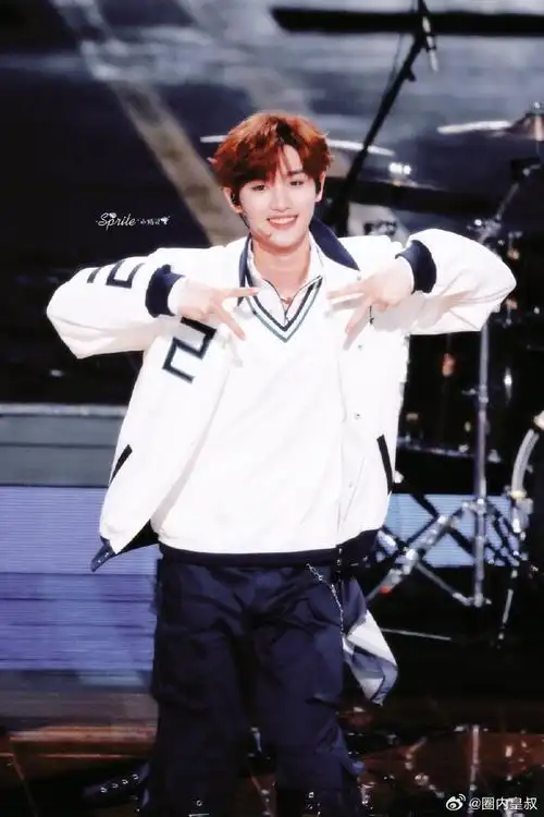 丁程鑫戴眼镜好奶