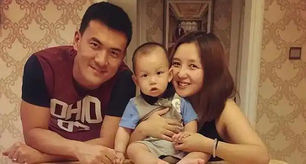 有种差距是释小龙与何洁分手,如今一个身价过亿,一个