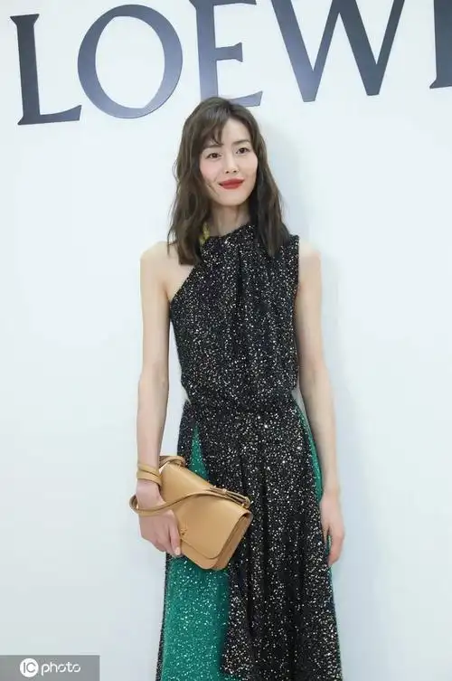 刘雯黑色挂脖闪片连衣裙 波浪卷发温柔浪漫