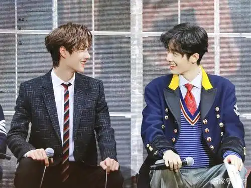 肖战,王一博对视合集!看了这组图,谁还能说他们关系不好?