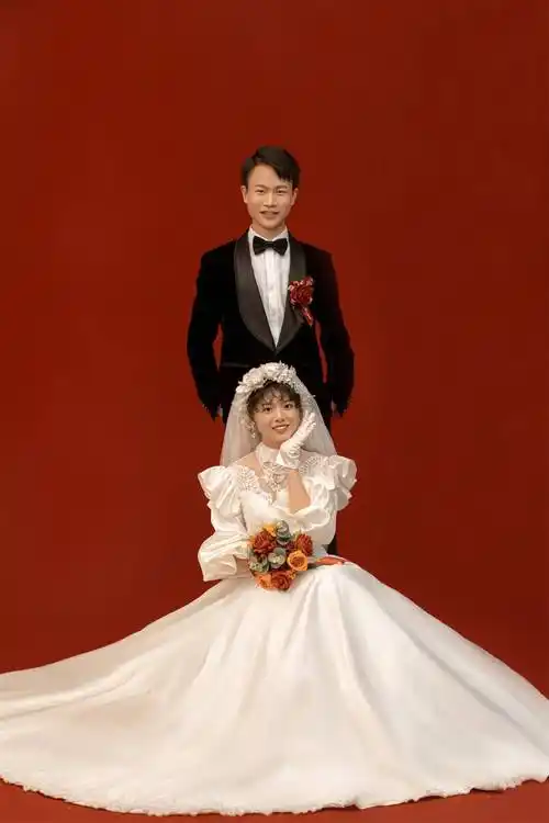 甜蜜暴击 红底白纱-婚纱照案例-全民榜单