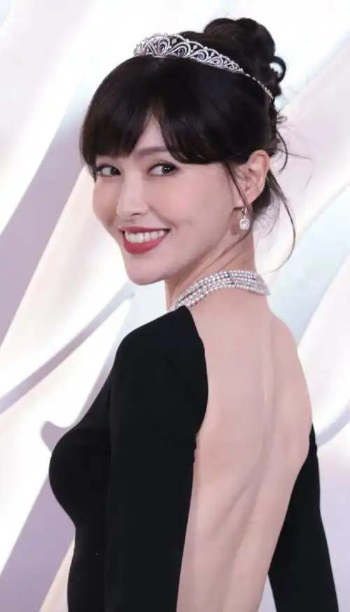 40岁唐嫣最新生图引热议,苹果肌抢镜年龄感重,网友感叹老了_腾讯新闻