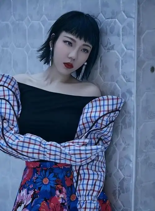 她的外貌与吴莫愁极为相似,仿佛就是吴莫愁的翻版.