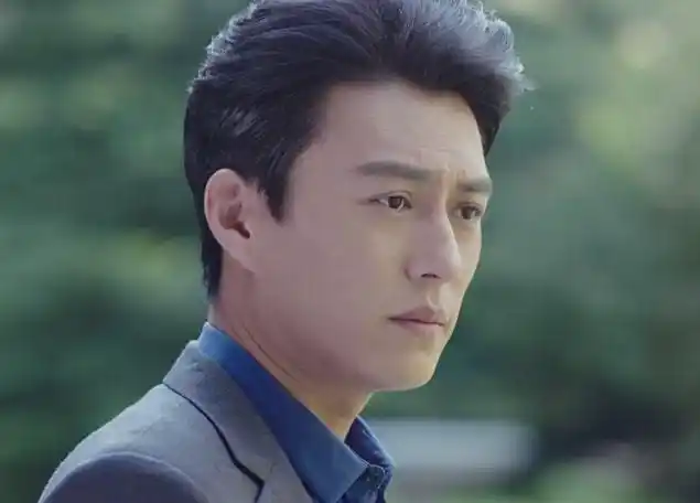 没错,靳东在新剧中又是万年不变的三七分大背头加上一身利落西装,只要