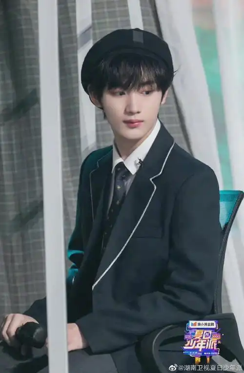 丁程鑫夏日少年派最新剧照学院风套装搭配贝雷帽小丁穿校服也太帅气了