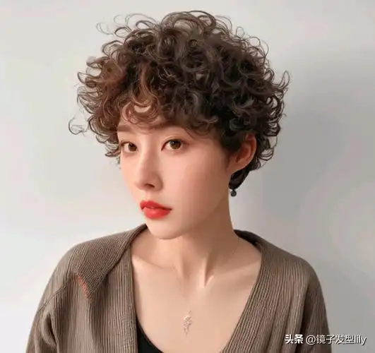 女士短发剪来剪去,层次短发最时尚,推边烫卷都很美_发型_魅力_个性