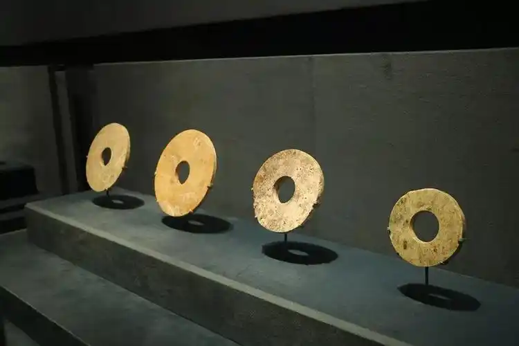 玉璧 良渚文化时期 出土于浙江余杭反山遗址m20 浙江省文物考古研究所