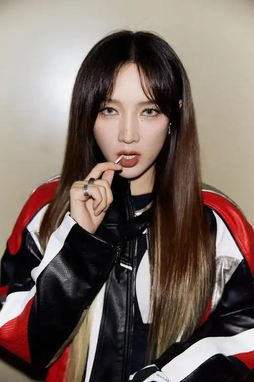 孟佳穿复古机车服配长筒靴,酷飒气质拉满,率性不羁展现真我风采