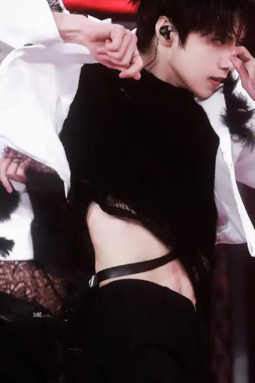 刘耀文萌探2露腹肌##刘耀文腹肌