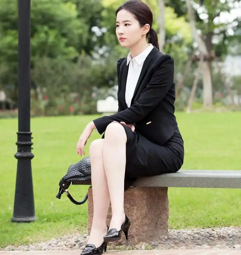 [吃瓜群众] 来看看刘亦菲第片场脱下高跟鞋休息一下脚图.