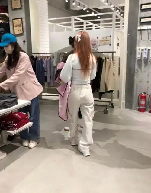 李小璐生图暴露真实状态毛衣配工装裤变五五分身材网红化严重