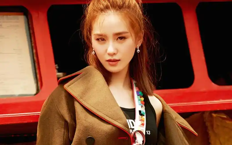 刘诗诗俏皮可爱街拍图片桌面壁纸高清大图预览1920x1200_大陆明星下载