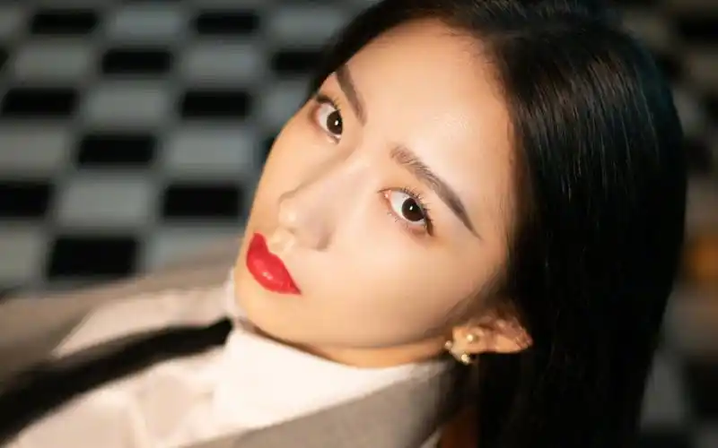 首页 桌面壁纸 大陆明星 孟美岐灰色西装知性性感图片壁纸上一张 下一