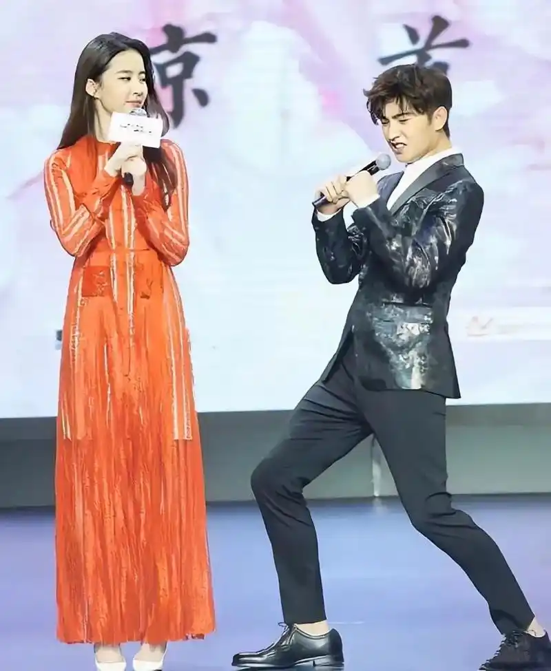 刘亦菲和杨洋站在一起,尴尬的脚快扣出一亩三分地来.
