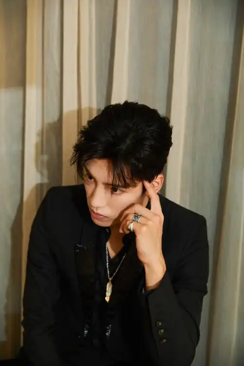 王子异黑色西服儒雅帅气图片