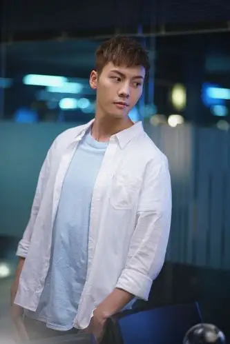 陈伟霆《风暴舞》热播 男友力爆发名场面获赞