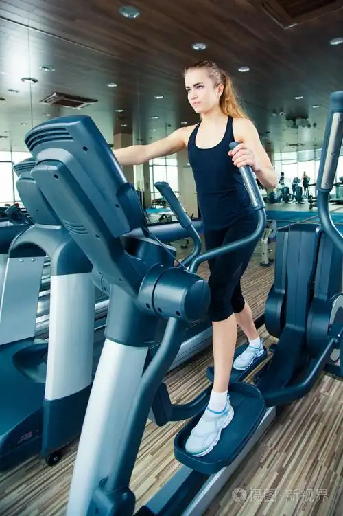 上特别运动器材在健身房训练的漂亮女孩的肖像照片-正版商用图片1j5