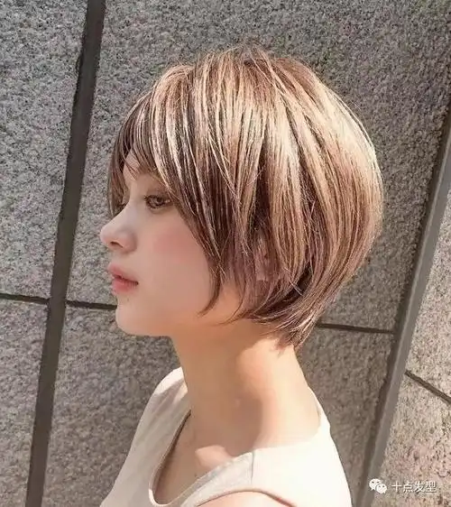 齐耳短发可以更长一点,剪裁多一点层次,更偏向于现在流行的初恋短发